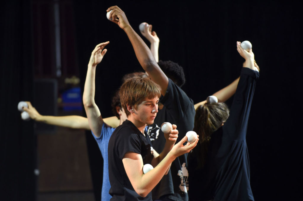 ACADEMIE DE L'UNION.
Stage jonglage Elsa Guérin.
Le Sirque à Nexon.
26 05 2017
©Tristan Jeanne-Valès